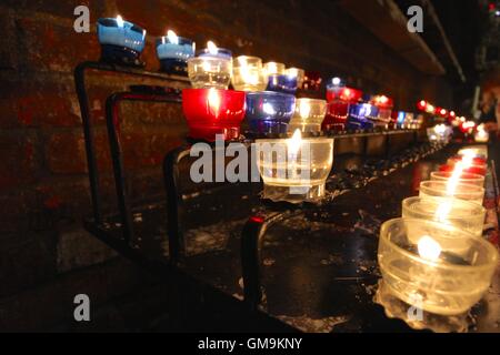 Candele NELLA SANTA CASA WALSINGHAM santuario anglicano, su un pellegrinaggio in Norfolk, uno dei più grandi santuari in per i cristiani in Inghilterra Foto Stock
