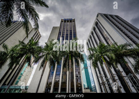 Palme e edifici lungo Makati Avenue, in Makati, Metro Manila nelle Filippine. Foto Stock