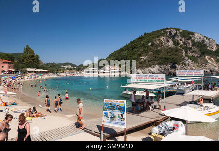 Spiaggia e porto di Paleokastritsa, Corfù, Isola Ionica, Isole greche, Grecia Foto Stock