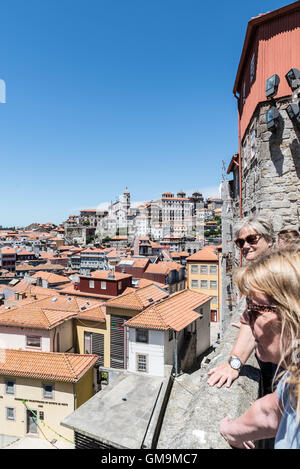 I turisti prendere in vista sopra i tetti della città di Porto, Portogallo. Foto Stock