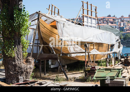 Imbarcazioni in costruzione o ristrutturazione in un piccolo cantiere, sul fiume Douro, Vila Nova de Gaia, Portogallo Foto Stock