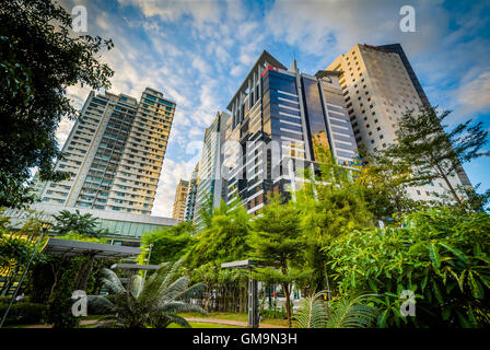 Grattacieli a Bonifacio città globale, in Taguig, Metro Manila nelle Filippine. Foto Stock