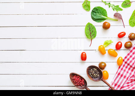 Spezie e verdure e verdi per la cottura su bianco tavole di legno dello sfondo. Copia spazio per testo, ad alto angolo di visione Foto Stock