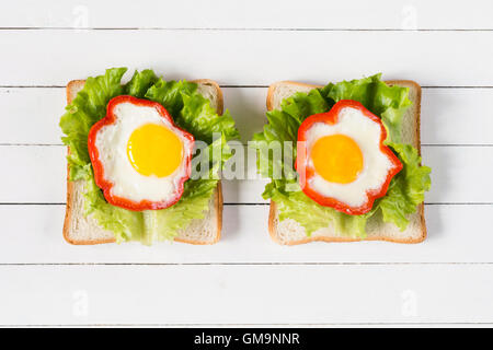 La colazione panino con uovo e formaggio e insalata verde. Vista dall'alto il cibo sano. Cucina creativa di idee Foto Stock