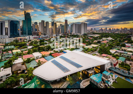 Veduta dello skyline di Makati al tramonto, in Metro Manila, Filippine. Foto Stock