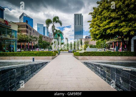 La passerella e moderni edifici a Bonifacio città globale, in Taguig, Metro Manila nelle Filippine. Foto Stock