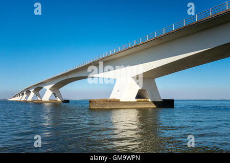 Il ponte di Zeeland (Olandese: Zeelandbrug) è il più lungo ponte nei Paesi Bassi. Esso copre il Oosterschelde estuario. Foto Stock