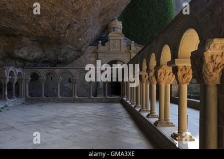 Il chiostro del monastero di San Juan de la Peña. Arte romanica del XI secolo Foto Stock