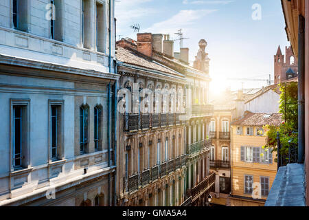 Vista da una finestra in corrispondenza della vecchia strada di città ed edifici a Tolosa, Francia Foto Stock