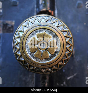 Primo piano su ornato rotondo di metallo maniglia della porta. Toulouse, Francia. Foto Stock