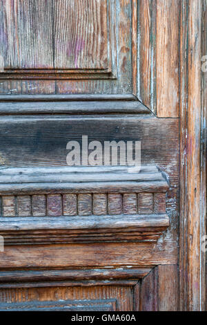 Frammento di una vecchia porta di legno a Tolosa, Francia. Foto Stock