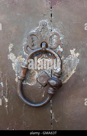 Antica porta di metallo respingente sulla vecchia porta a Tolosa, Francia, primo piano. Foto Stock