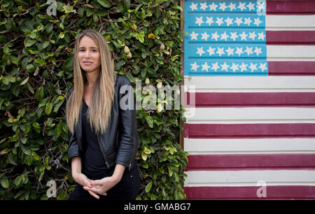 Melissa Broder pone da un ritratto a Los Angeles California il 3 maggio 2016 Foto Stock