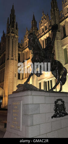 Robert the Bruce statua,Marischal College al crepuscolo, città di Aberdeen, Scozia, Regno Unito Foto Stock