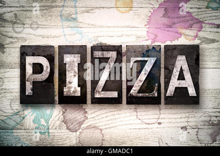 La parola "pizza" scritto in vintage metallo sporchi tipo di stampa in rilievo su un dipinto di bianco sullo sfondo di legno con inchiostro e macchie di vernice. Foto Stock
