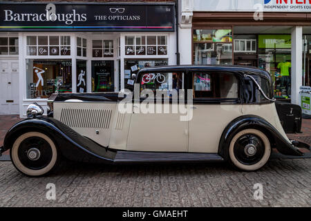 Un'annata Rolls Royce automobile parcheggiata in Lewes High Street, Lewes, Sussex, Regno Unito Foto Stock