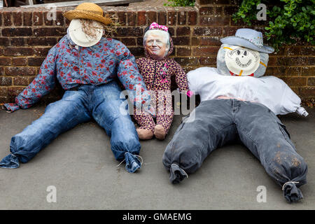 Scarecrows sono allineati al di fuori del Dorset Public House durante Harvest Festival celebrazioni, Lewes, Sussex, Regno Unito Foto Stock