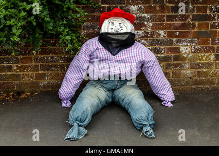 Scarecrows sono allineati al di fuori del Dorset Public House durante Harvest Festival celebrazioni, Lewes, Sussex, Regno Unito Foto Stock