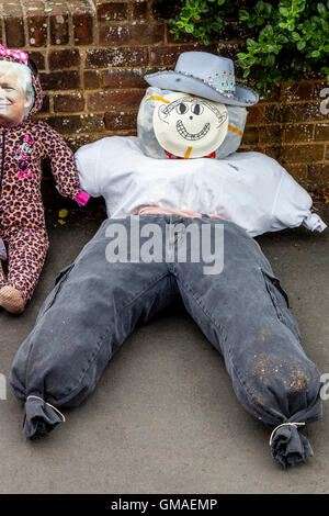 Scarecrows sono allineati al di fuori del Dorset Public House durante Harvest Festival celebrazioni, Lewes, Sussex, Regno Unito Foto Stock