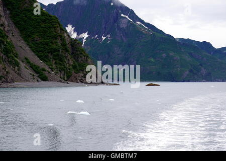 Una vista del ghiacciaio da una barca touring il parco nazionale di Kenai Fjords, Alaska Foto Stock