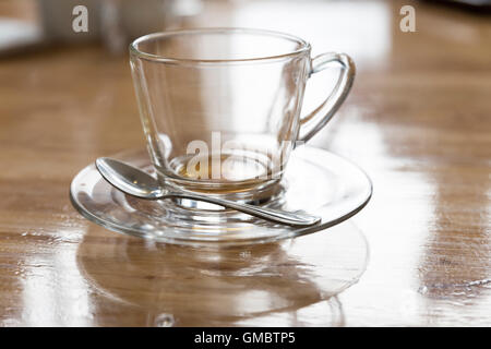 Svuotare tazza da tè sul piattino e cucchiaio Foto Stock