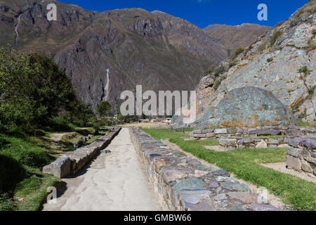 Rock fortezza costruita in tempi degli inca di Ollantaytambo Perù Foto Stock