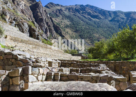 Rock fortezza costruita in tempi degli inca di Ollantaytambo Perù Foto Stock