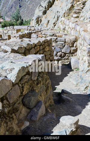 Rock fortezza costruita in tempi degli inca di Ollantaytambo Perù Foto Stock