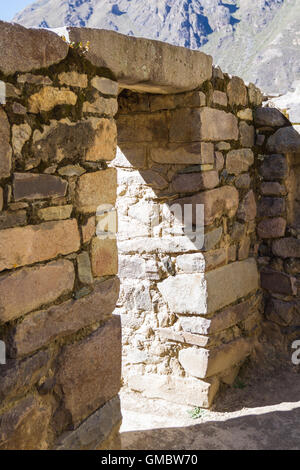 Rock fortezza costruita in tempi degli inca di Ollantaytambo Perù Foto Stock