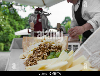 Un cameriere offre carne e formaggio per gli ospiti al partito. Sfocati sfondo sfocato. Foto Stock