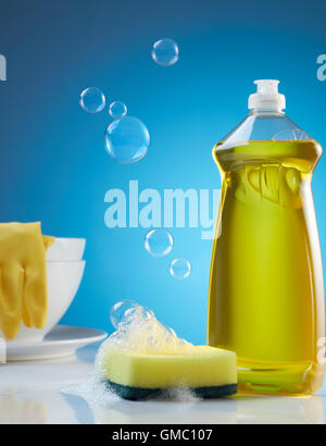 Prodotti per il lavaggio di stoviglie con bolle di sapone e stoviglie Foto Stock