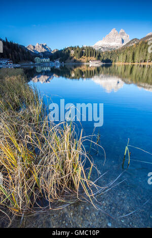 Le tre cime di lavaredo sono riflesse nel lago di Misurina Auronzo di Cadore veneto provincia di Belluno Italia Europa Foto Stock