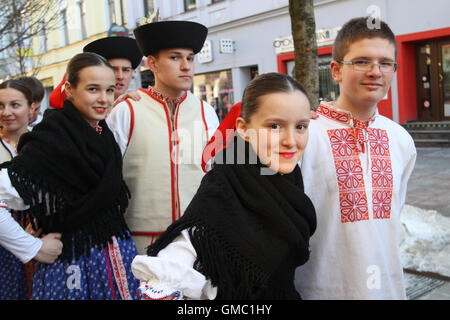 Giovani godendo di un festival del martedì grasso (Martedì grasso) che segna l'inizio di quaranta giorni di digiuno (Mercoledì delle Ceneri) in Slovacchia. Foto Stock