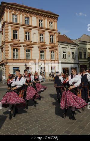 Folklore slovacco ensemble di danza nel centro storico della città di Kosice durante il Folkfest Cassovia, Kosice, la Slovacchia. Foto Stock