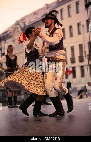 Coppia del folklore slovacco ensemble BORIEVKA danzare al Folkfest Cassovia, Kosice, la Slovacchia. Foto Stock