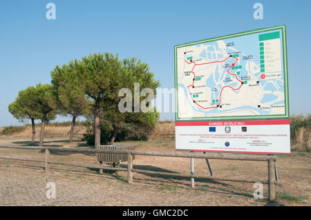 Un'area pic-nic e informazioni cartello - Via della Valli, Valle Bagliona, Delta del Po parco naturale, provincia di Rovigo, regione Veneto, Italia Foto Stock