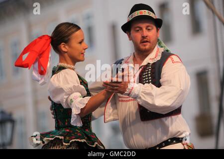 Coppia del folklore slovacco ensemble BORIEVKA danzare al Folkfest Cassovia, Kosice, la Slovacchia. Foto Stock