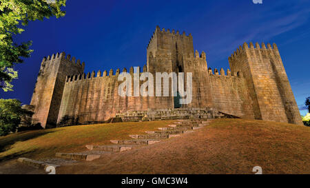 Portogallo: vista notturna del castello medievale di Guimaraes Foto Stock