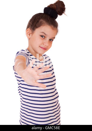 Il gesto e le persone felici concetto - sorridente bambina in bianco fustellato t-shirt mostra gesti con le dita Foto Stock