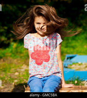 Close up ritratto di un bellissimo nove anni di bambina in autunno park Foto Stock