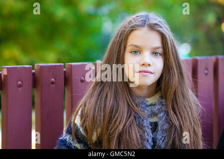 Close up ritratto di un bellissimo nove anni di bambina in autunno park Foto Stock