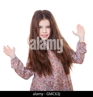 Bellissima bambina ha messo le mani nella direzione di, isolato su sfondo bianco Foto Stock