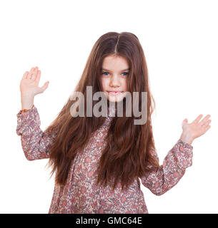 Bellissima bambina ha messo le mani nella direzione di, isolato su sfondo bianco Foto Stock