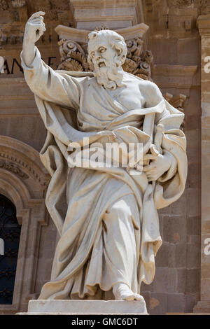 Statua di San Paolo fuori la Cattedrale di Siracusa, Piazza Duomo Ortigia, Siracusa, Sicilia, Italia Foto Stock