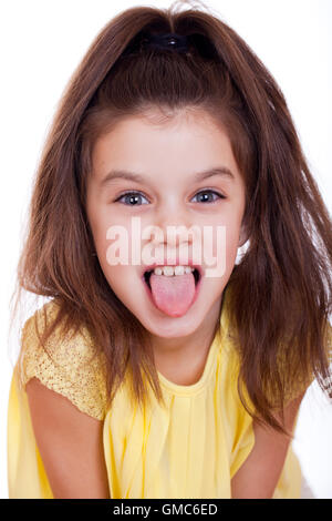 Crazy bambina, studio su sfondo bianco Foto Stock