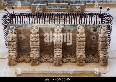 Balcone in stile barocco, il Palazzo Nicolaci di Villadorata, via Corrado Nicolaci, Noto, Sicilia, Italia Foto Stock