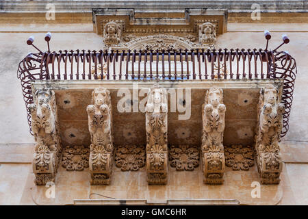 Balcone in stile barocco, il Palazzo Nicolaci di Villadorata, via Corrado Nicolaci, Noto, Sicilia, Italia Foto Stock