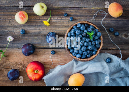 Frutta fresca su un tavolo di legno. Vista superiore Foto Stock