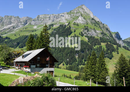 Engelberg, Svizzera - 8 August 2016: paesaggio di montagna su Engelberg sulle alpi svizzere Foto Stock