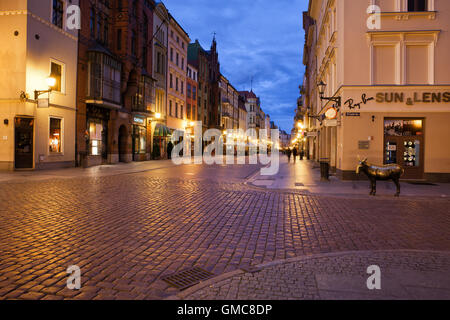 Città di Torun da notte in Polonia, vista sulla via Szeroka dalla Piazza del Mercato della Città Vecchia Foto Stock